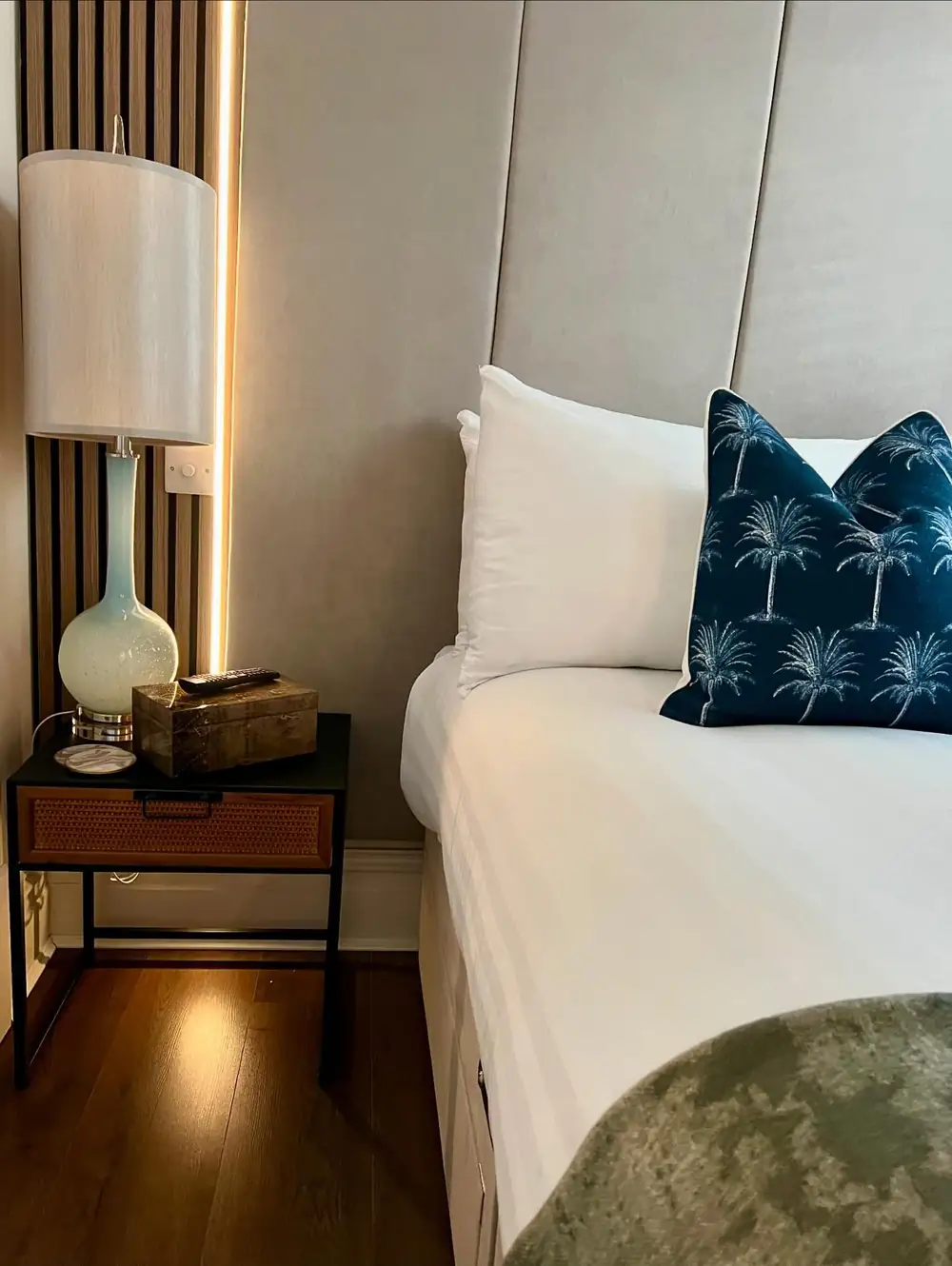 Bedside with slatted wall and palm cushion